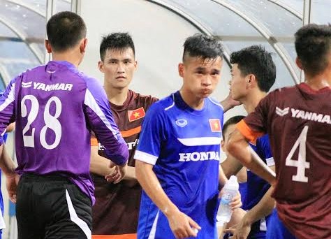 U23 Việt Nam đi bệnh viện đo điện tâm đồ