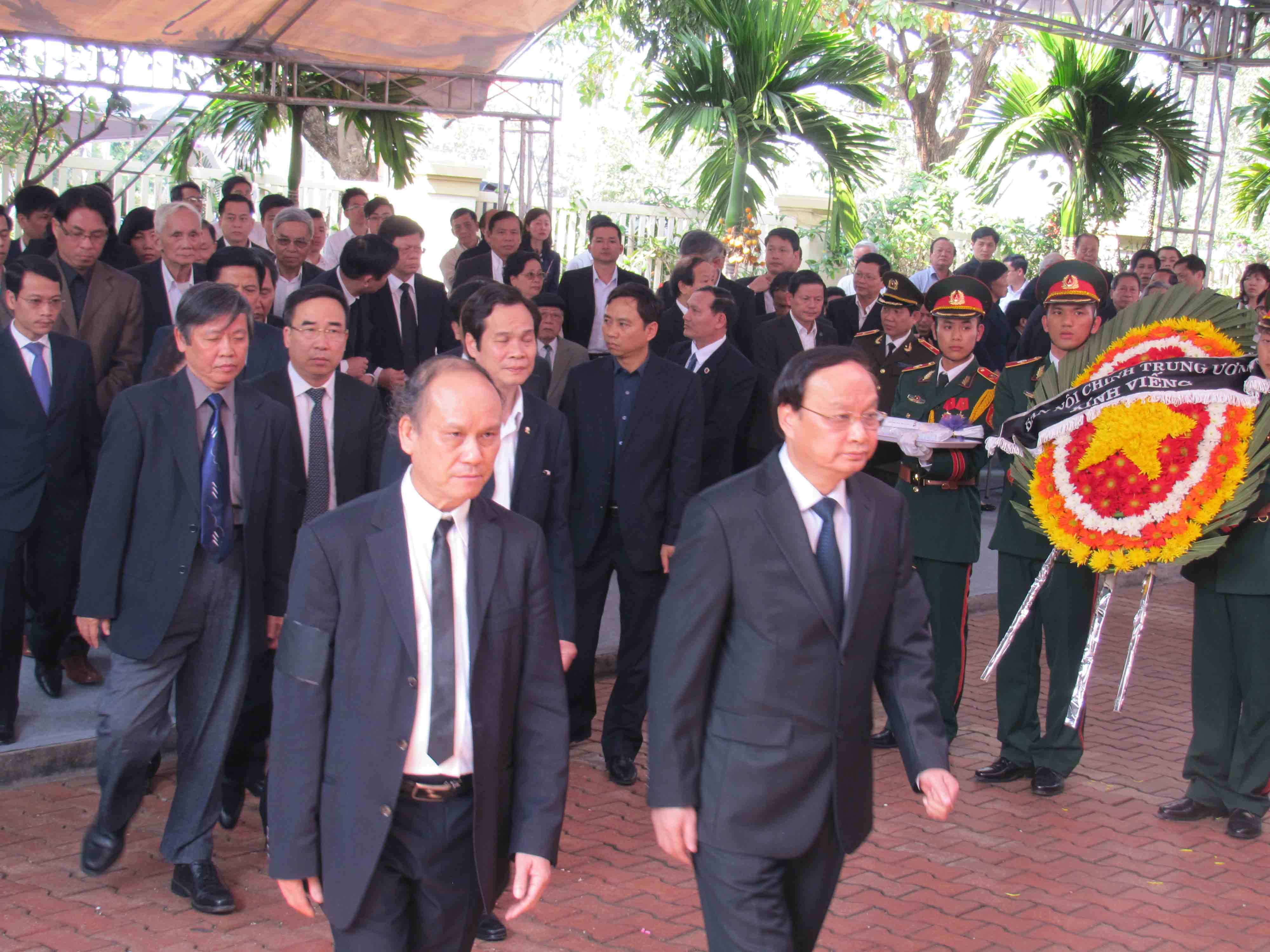 &Ocirc;ng T&ocirc; Huy Rứa (b&igrave;a phải), Ủy vi&ecirc;n Bộ Ch&iacute;nh trị, B&iacute; thư Trung ương Đảng, Trưởng ban Tổ chức Trung ương, đến viếng &ocirc;ng Nguyễn B&aacute; Thanh  ẢNH: B&Iacute;CH V&Acirc;N