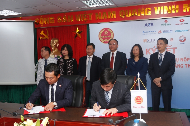 Đại diện Tổng cục thuế v&agrave; ng&acirc;n h&agrave;ng Bản Việt tại buổi lễ k&yacute; kết