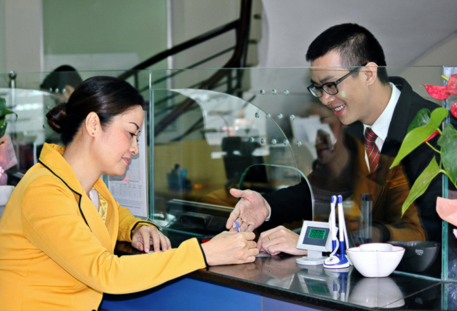 Kh&aacute;ch h&agrave;ng giao dịch tại VietCapital bank