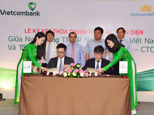 &Ocirc;ng Phạm Quang Dũng - Tổng gi&aacute;m đốc Vietcombank ( b&ecirc;n tr&aacute;i) v&agrave; &ocirc;ng Phạm Ngọc Minh - Tổng gi&aacute;m đốc Vietnam Airlines k&yacute; hợp t&aacute;c to&agrave;n diện