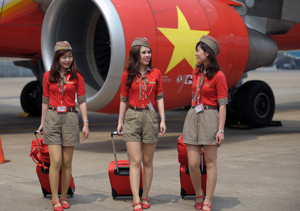 Trang phục khoẻ khoắn của nữ tiếp vi&ecirc;n Vietjet
