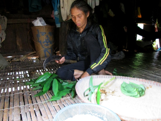 Bà Đinh Thị Bích Liên đang chuẩn bị nguyên liệu làm men.