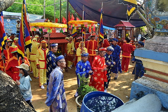 Ban tế lễ h&agrave;nh lễ.