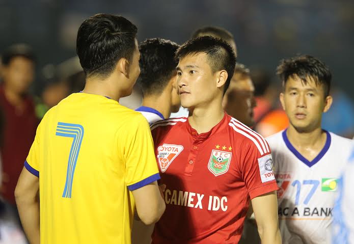 Công Vinh trò chuyện với các đồng hương