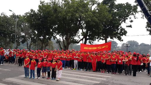 Hơn 1000 t&igrave;nh nguyện vi&ecirc;n trong trang phục Vietjet tập trung trước Tượng đ&agrave;i L&yacute; Th&aacute;i Tổ, quận Ho&agrave;n Kiếm, H&agrave; Nội sẵn s&agrave;ng hưởng ứng Ng&agrave;y chạy Olympic