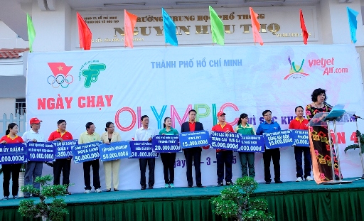 Đại diện Vietjet trao học bổng cho Hội khuyến học TP.HCM trong Ng&agrave;y chạy Olympic v&igrave; sức khỏe nh&acirc;n d&acirc;n