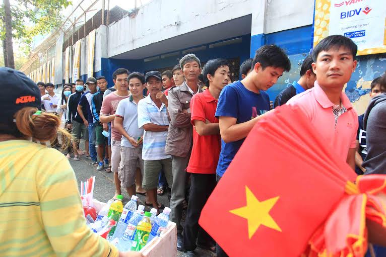 Khán giả chu&acirc;̉n bị vào s&acirc;n