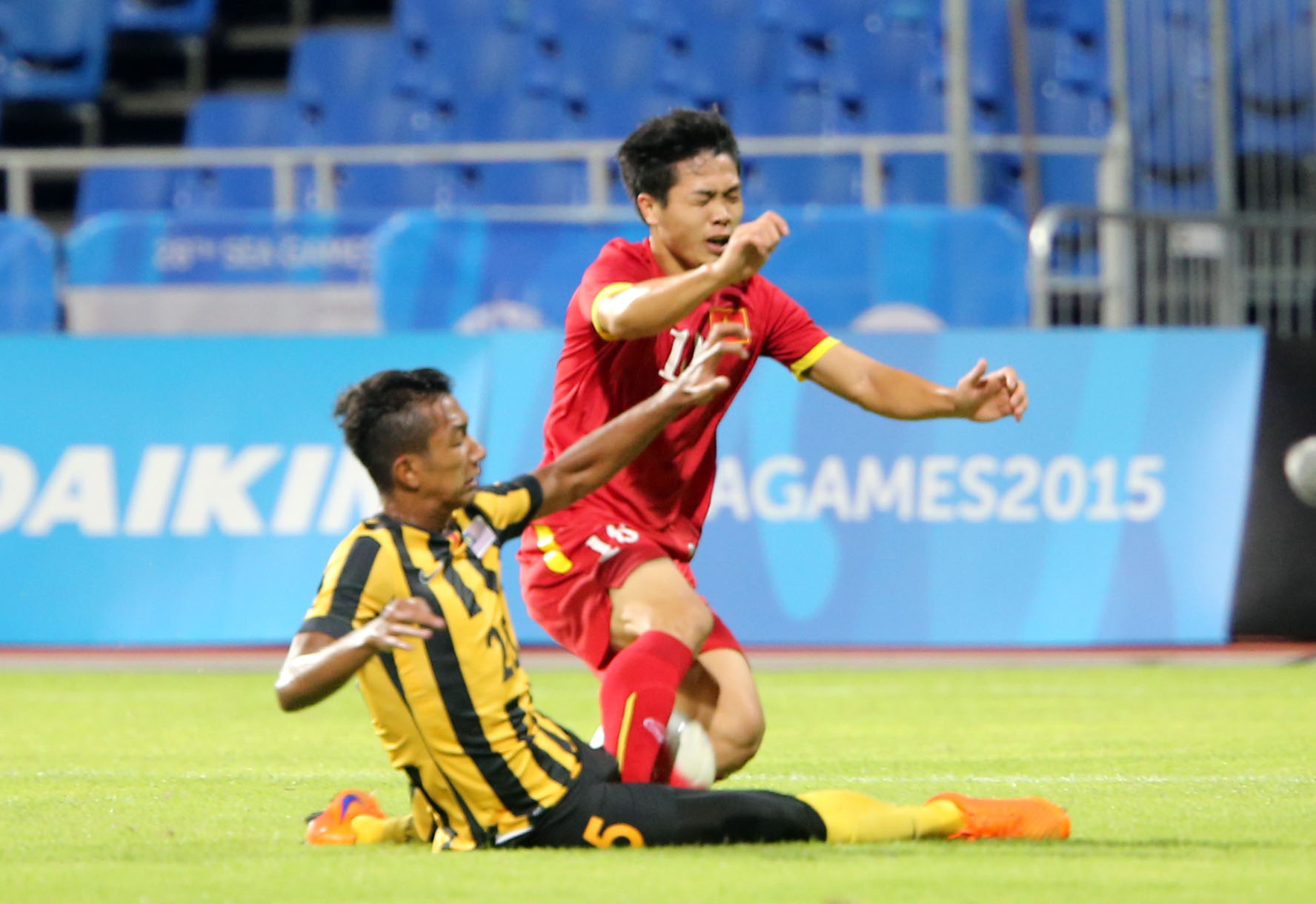 Sau khi Công Phượng bị chèn ngã trong vòng cấm địa