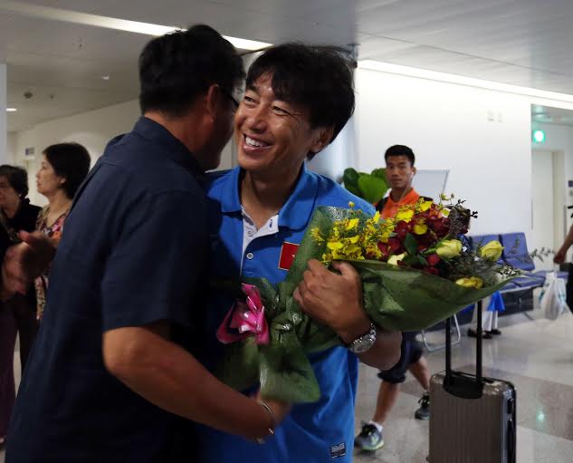 HLV Miura được ch&agrave;o đ&oacute;n thắm thiết sau khi gi&uacute;p Olympic Việt Nam v&agrave;o VCK U23 ch&acirc;u &Aacute; 2016