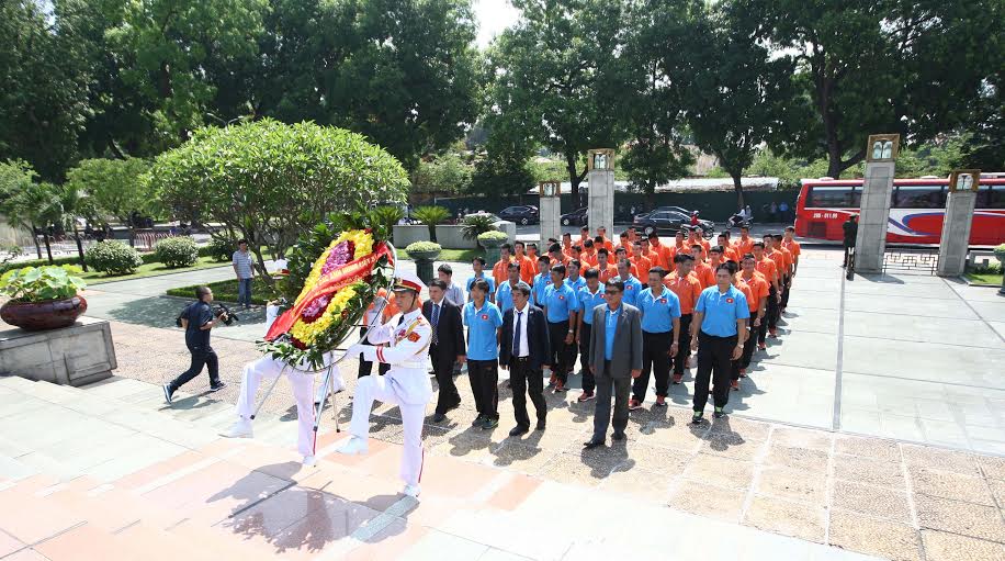 To&agrave;n đo&agrave;n v&agrave;o d&acirc;ng hoa ở Đ&agrave;i tưởng niệm c&aacute;c anh h&ugrave;ng liệt sĩ Bắc Sơn