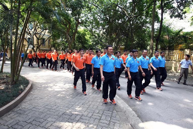 Cả đo&agrave;n tiến v&agrave;o nh&agrave; Đại tướng V&otilde; Nguy&ecirc;n Gi&aacute;p