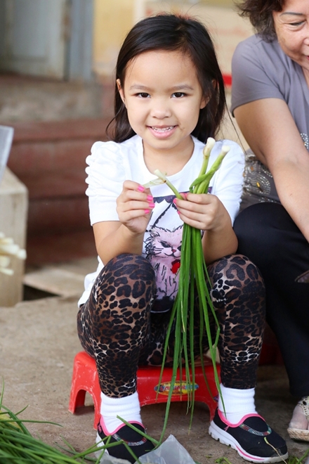 Con g&aacute;i Việt Hương phụ mẹ