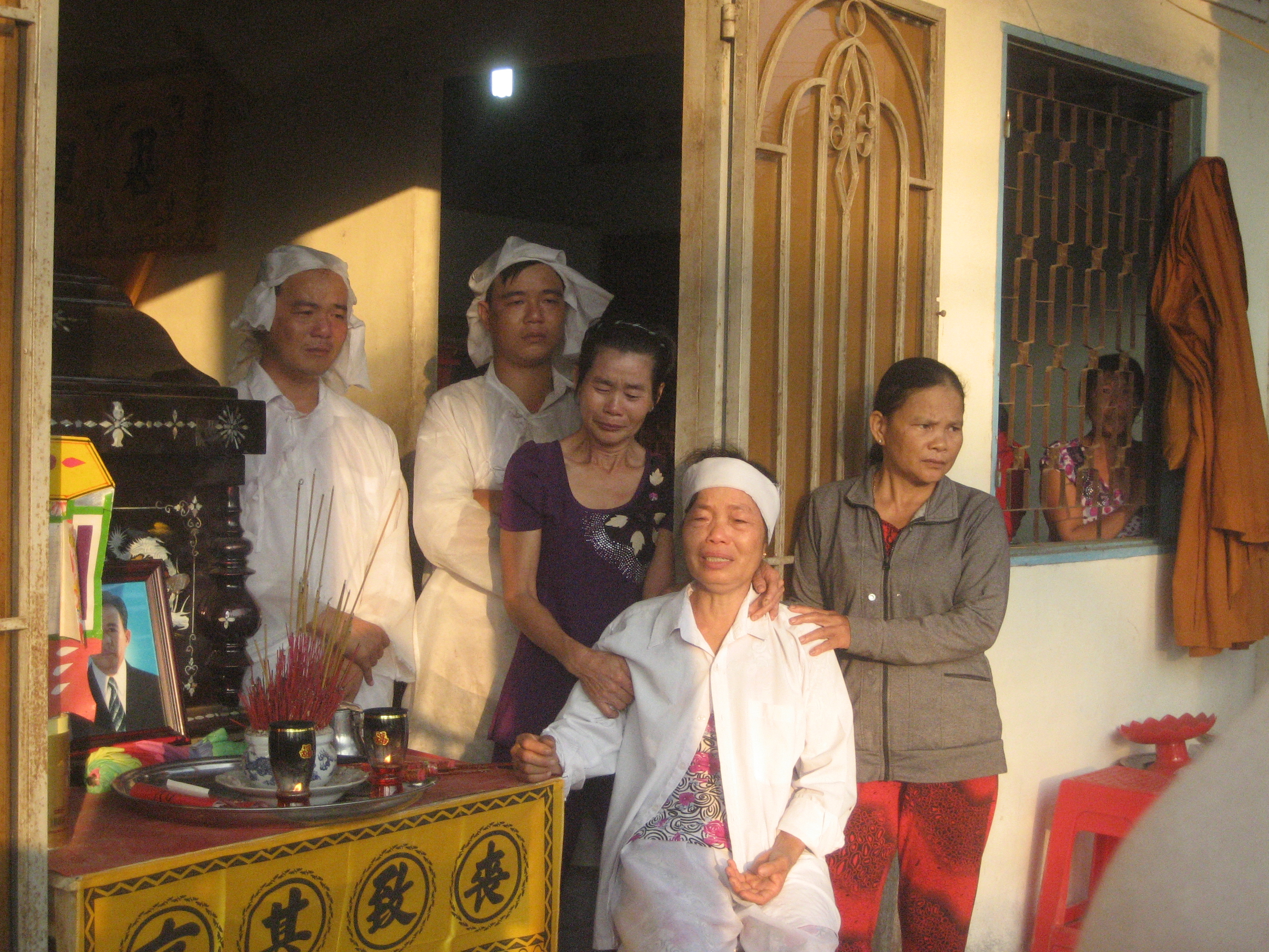 Vợ, con &ocirc;ng Phong đau đớn trước l&uacute;c tiễn đưa &ocirc;ng về với đất