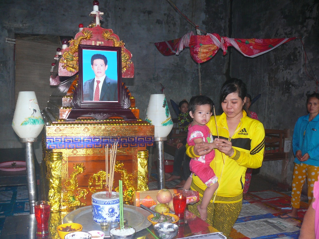 Vợ con anh Chứng b&ecirc;n di ảnh của nạn nh&acirc;n