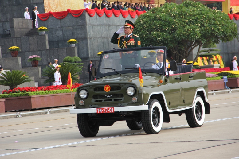 Xe chỉ huy lực lượng diễu binh, diễu h&agrave;nh. Tr&ecirc;n xe l&agrave; Phó t&ocirc;̉ng tham mưu trưởng Qu&acirc;n đ&ocirc;̣i nh&acirc;n d&acirc;n Vi&ecirc;̣t Nam, Trung tướng Võ Văn Tu&acirc;́n