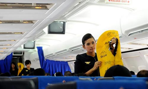 Hành khách liên tiếp xé áo phao trên máy bay Vietnam Airlines