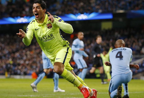 Một tay Luis Suarez nhấn chìm chủ nhà Man City