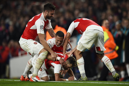 Neuer mắc lỗi, Arsenal bắn hạ “hùm xám”
