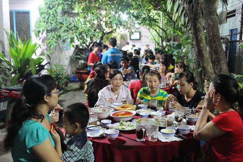 Những bữa tiệc tất ni&ecirc;n gi&uacute;p c&ocirc;ng nh&acirc;n cảm thấy ấm l&ograve;ng