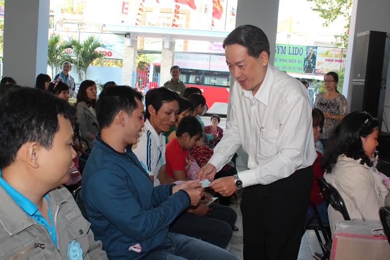 &Ocirc;ng Kiều Ngọc Vũ, Ph&oacute; chủ tịch LĐLĐ TP trao v&eacute; xe cho CN quận B&igrave;nh Thạnh trong chương tr&igrave;nh Đ&oacute;n Xu&acirc;n qu&ecirc; nh&agrave;