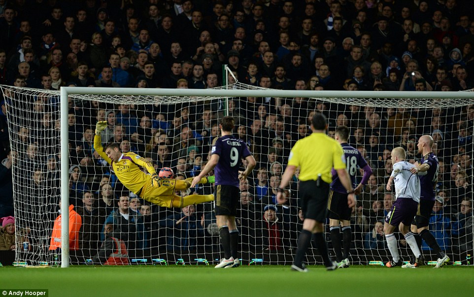 Thủ m&ocirc;n Adrian bất lực trước c&uacute; s&uacute;t phạt của Mirallas