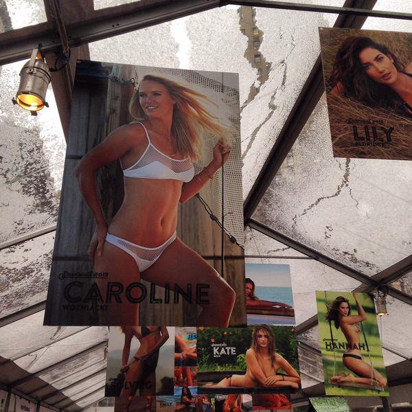 Một trong những kiểu ảnh của Wozniacki tr&ecirc;n Sports Illustrated Swimsuit