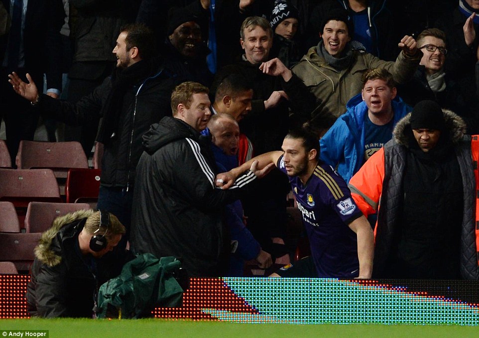 Carroll bổ nh&agrave;o v&agrave;o kh&aacute;n giả sau một pha tranh b&oacute;ng