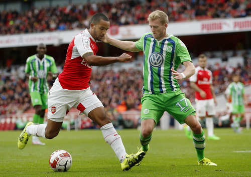 Andre Schurrle trong pha b&oacute;ng truy cản Theo Walcott