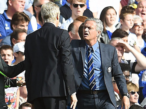 HLV Wenger và Mourinho (phải) trong pha gây hấn với nhau ở trận lượt đi Chelsea thắng 2-0. Ảnh: Guardian