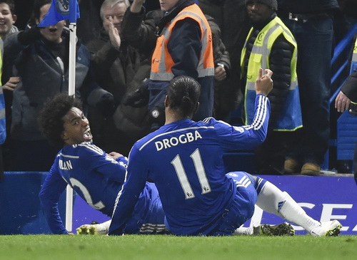 Willian (tr&aacute;i) ghi b&agrave;n duy nhất cho Chelsea