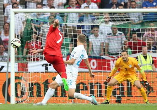 Jack Wilshere ghi c&uacute; đ&uacute;p đẹp v&agrave; độc, cứu tuyển Anh