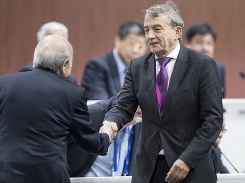 Chủ tịch LĐBĐ Đức Wolfgang Niersbach (phải)