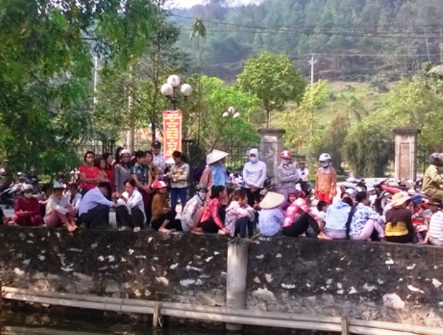 Rất đ&ocirc;ng người d&acirc;n ở H&agrave; Trung đ&atilde; k&eacute;o đến T&ograve;a &aacute;n nh&acirc;n d&acirc;n huyện để theo d&otilde;i phi&ecirc;n x&eacute;t xử