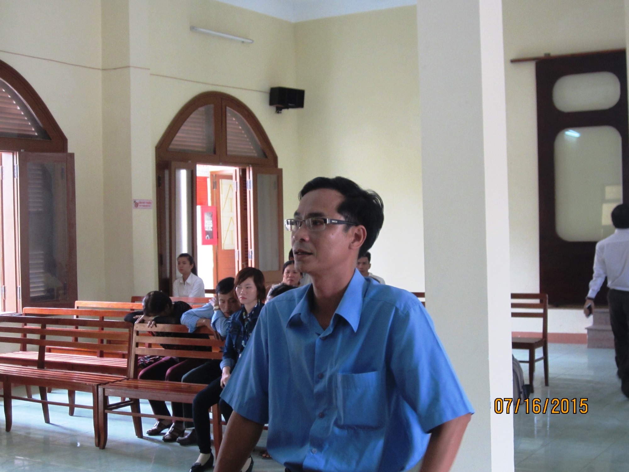 Thiếu t&aacute; V&otilde; Văn Th&aacute;i, người bị kiện l&agrave; đ&atilde; tổ chức kh&aacute;m ngực phụ nữ tr&aacute;i ph&eacute;p c&ograve;n m&igrave;nh đứng nh&igrave;n