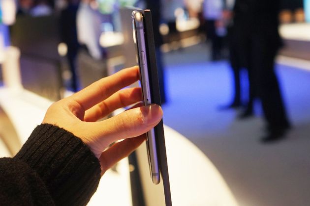 So với Apple iPhone 6, d&ograve;ng tivi cao cấp Bravia X900C của Sony c&ograve;n mỏng hơn.