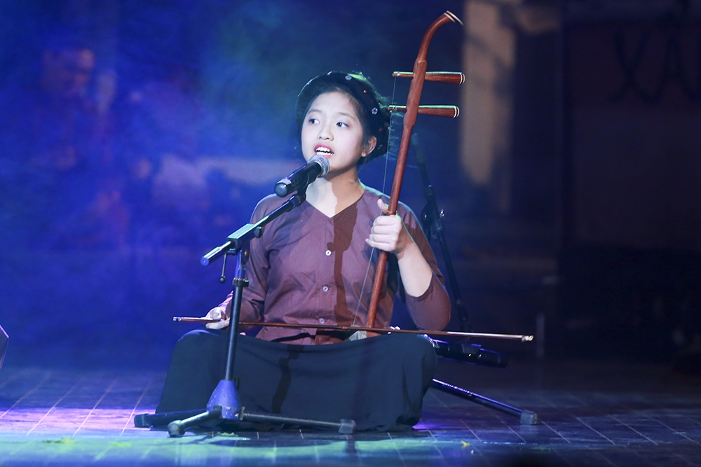 Hồng Nga, ch&aacute;u g&aacute;i nguy&ecirc;n Tổng b&iacute; thư L&ecirc; Khả Phi&ecirc;u, tr&ecirc;n s&acirc;n khấu xẩm