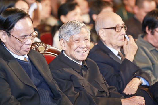 Nguyên Tổng bí thư Lê Khả Phiêu (giữa) đến cổ vũ cháu gái