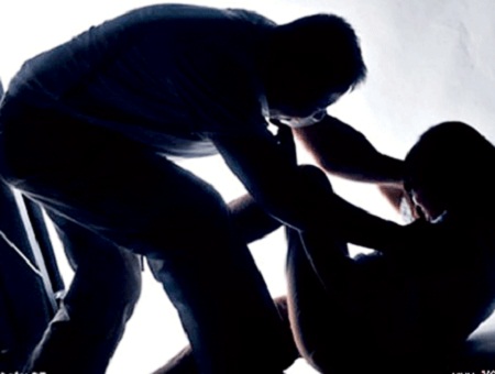 Dụ bé gái xin việc giúp để làm “chuyện người lớn”