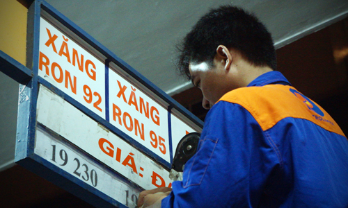 L&atilde;nh đạo Bộ T&agrave;i ch&iacute;nh cho rằng thị trường thế giới l&agrave; nguy&ecirc;n nh&acirc;n ch&iacute;nh khiến gi&aacute; b&aacute;n lẻ xăng dầu tăng kỷ lục. Ảnh: N.M