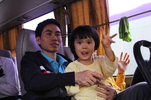 Hai cha con anh Nguy&ecirc;̃n Trọng Huy, qu&ecirc; tỉnh Thanh Hóa vui vẻ tr&ecirc;n xe