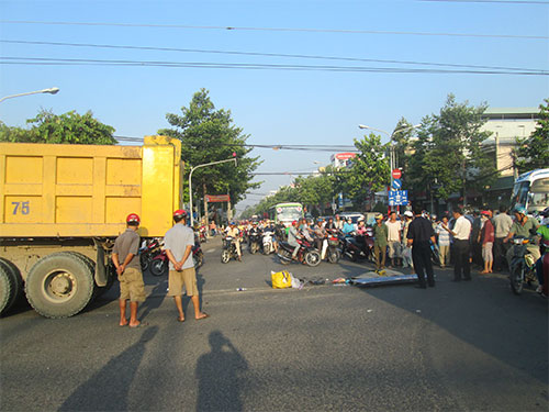 Xe ben chạy tr&ecirc;n đường Đồng Khởi, TP Bi&ecirc;n H&ograve;a s&aacute;ng 17-5 2 (ảnh tr&ecirc;n).  Hiện trường vụ tai nạn khiến b&agrave; Nguyễn B&iacute;ch Ngọc tử vong tại chỗ