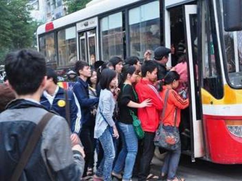 Khổ vì xe buýt quá tải, bỏ trạm