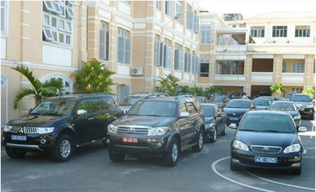 Trang điểm chức vụ bằng tiền của dân