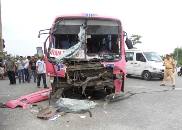 Chiếc xa khách nát đầu sau khi tông vào đuôi xe tải