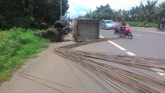 Sắt th&eacute;p rơi xuống đường, người l&aacute;i m&aacute;y c&agrave;y cũng bị thương nặng
