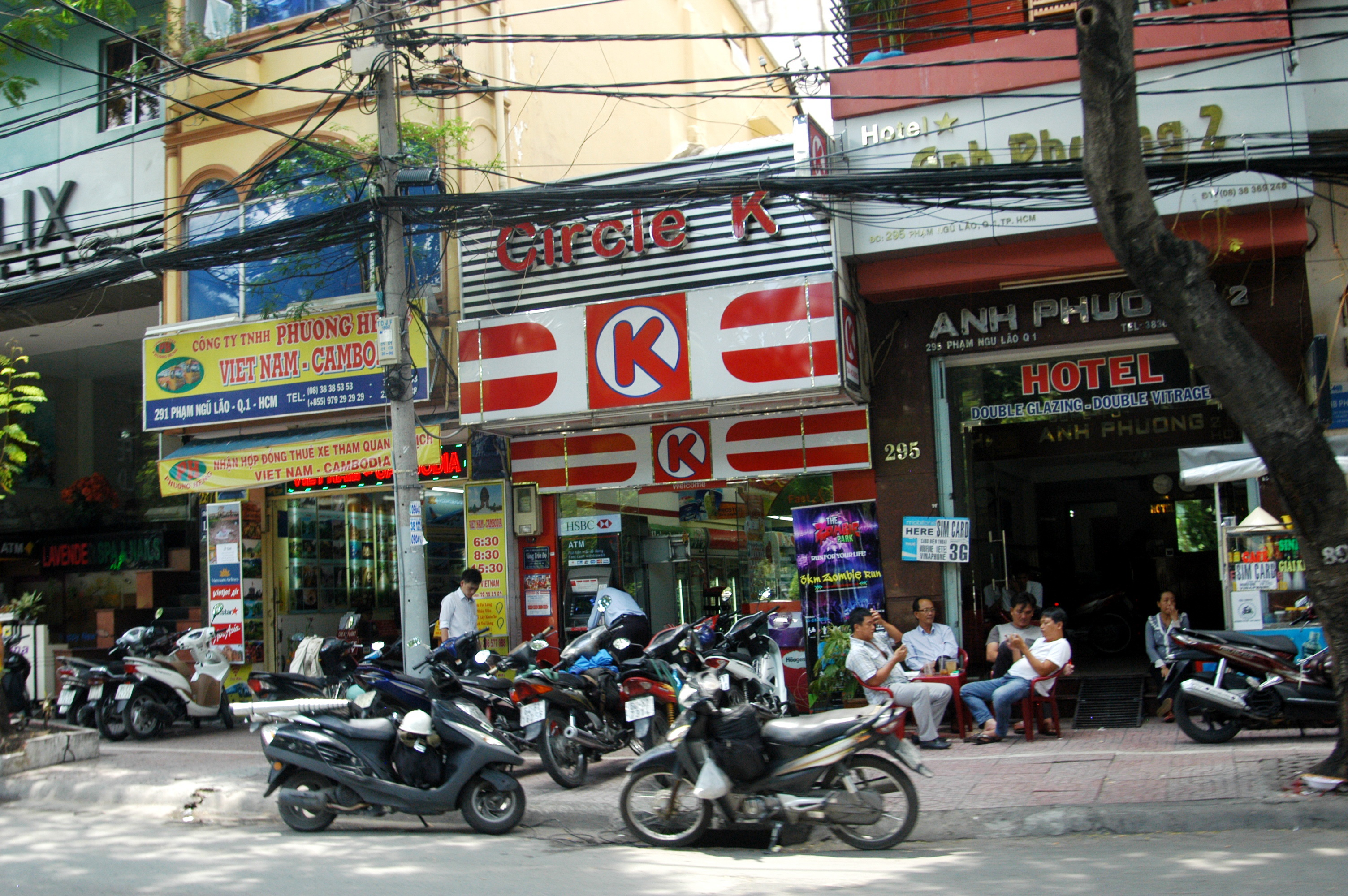 Đố ai t&igrave;m ra chỗ hở để thở tr&ecirc;n đường Phạm Ngũ L&atilde;o, quận 1