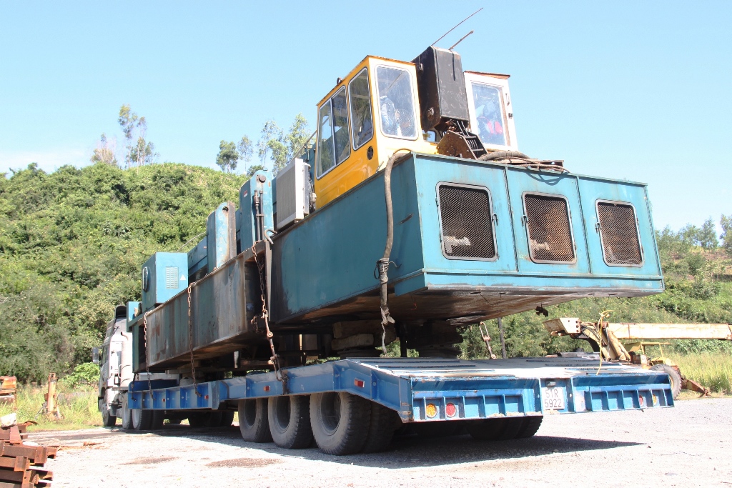 Xe "khủng" quá tải bị thanh tra Sở Giao thông vận tải tỉnh Khánh Hòa lập biên bản ngày 13-1