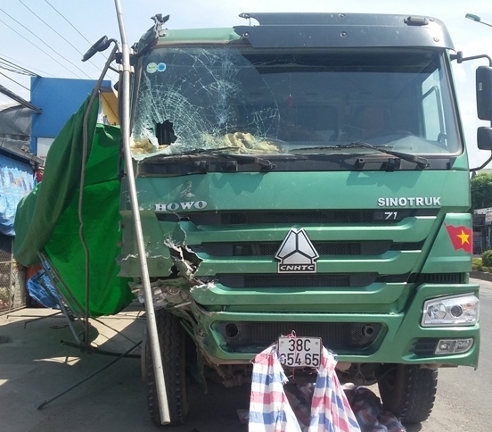 Xe tải bị hư hỏng phần đầu. Ảnh: Đ&agrave;o B&igrave;nh