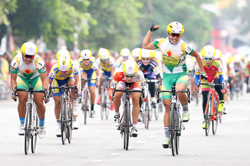 Nguyễn Thị Thật về nhất chặng 1 Giải Xe đạp nữ to&agrave;n quốc Truyền h&igrave;nh An Giang - C&uacute;p Number One 2015 v&agrave;o s&aacute;ng 19-7 Ảnh: Dương Thu